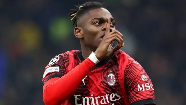 Rafael Leão é uma prioridade do Chelsea, segundo o portal Fichajes, mas ele também é alvo do Barcelona e do Manchester United (Photo by Marco Luzzani/Getty Images)