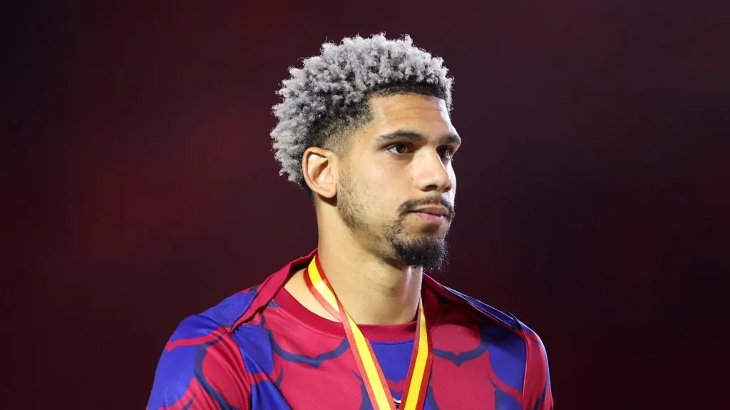 Ronald Araújo, do Barcelona, tem cláusula renovada (Photo by Yasser Bakhsh/Getty Images)