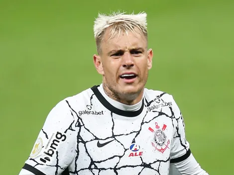 Flamengo encaminha novo camisa 9