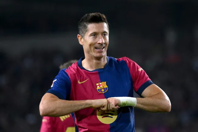 Robert Lewandowski, atacante de 36 anos do Barcelona. Deco, diretor do clube, chegou a um acordo para sua permanência, segundo portal Mundo DEPORTIVO (Photo by David Ramos/Getty Images)