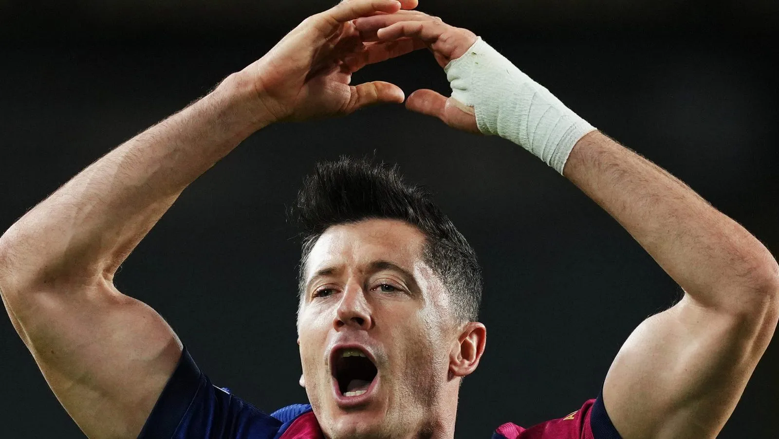 Lewandowski em ação pelo Barcelona – (Photo by Alex Caparros/Getty Images)