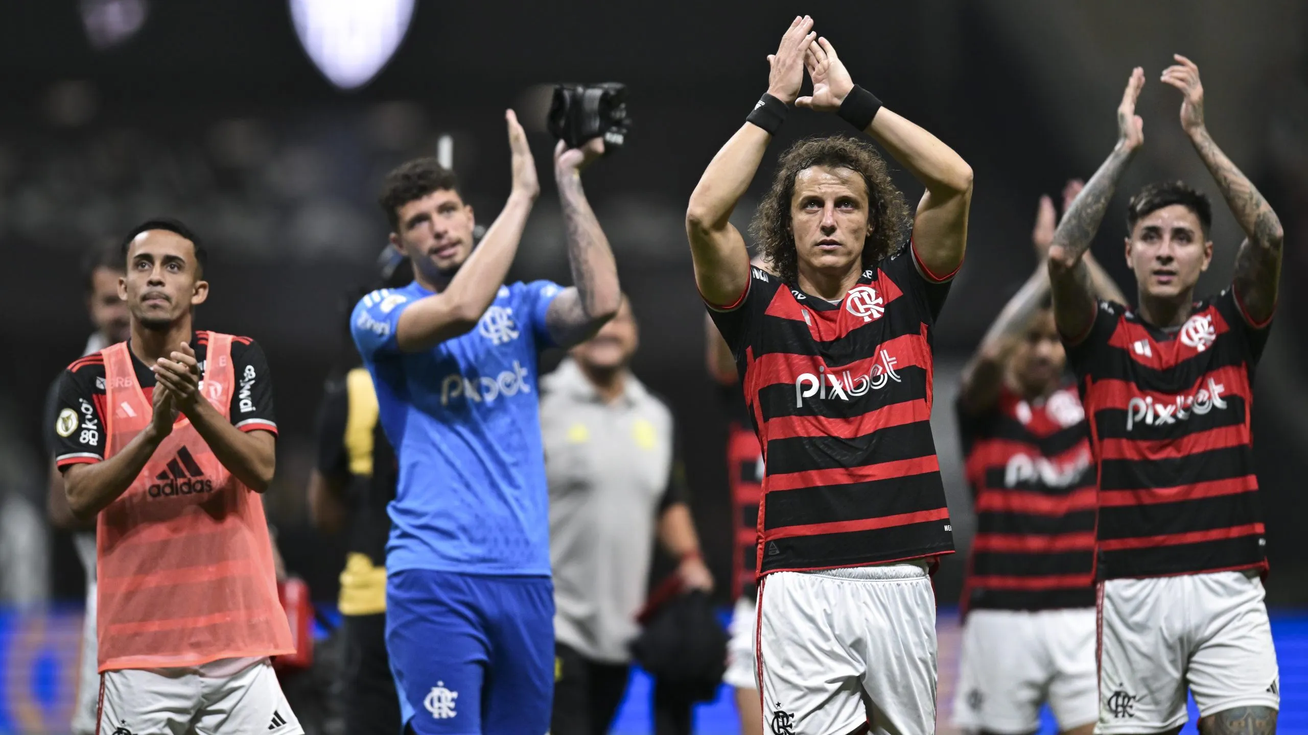 Jogadores do Flamengo agradecendo. Foto: Pedro Vilela/Getty Images