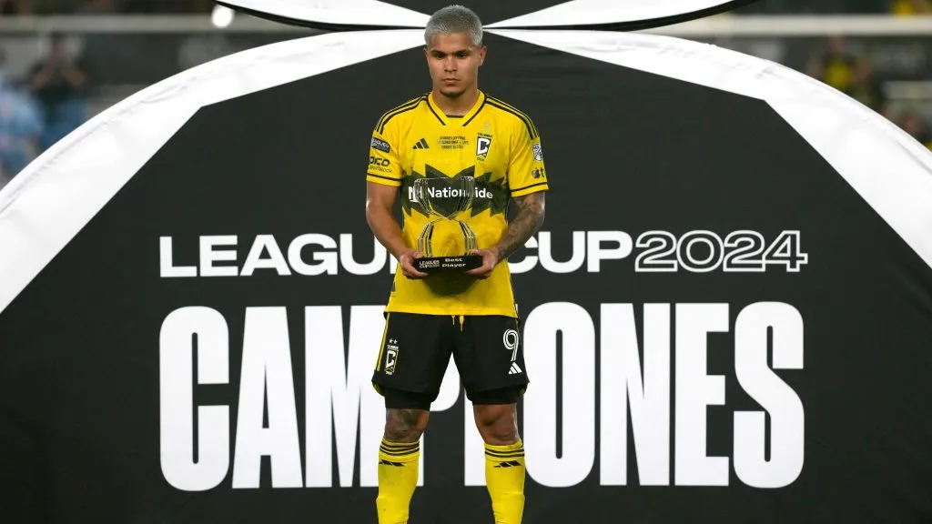 Cucho Hernández recebendo premiação. Foto: Jason Mowry/Getty Images