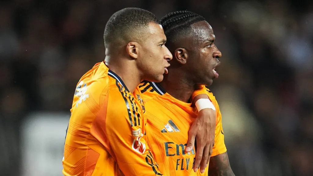 A atuação decisiva de Kylian Mbappe contra o Villarreal reacendeu uma discussão no Real Madrid: o francês é mais eficiente sem Vinicius Jr.? (Photo by Aitor Alcalde/Getty Images)
