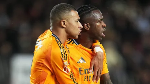A atuação decisiva de Kylian Mbappe contra o Villarreal reacendeu uma discussão no Real Madrid: o francês é mais eficiente sem Vinicius Jr.? (Photo by Aitor Alcalde/Getty Images)