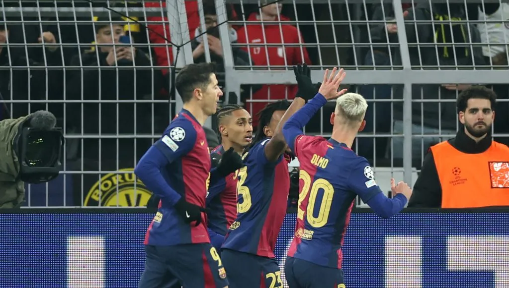 Raphinha, Olmo e Lewandowski celebrando (Lars Baron/Getty Images)