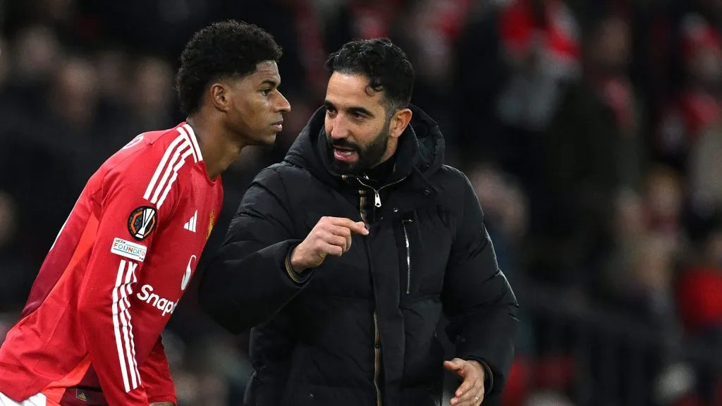 Ruben Amorim conversando com Rashford. Foto: Justin Setterfield/Getty Images
