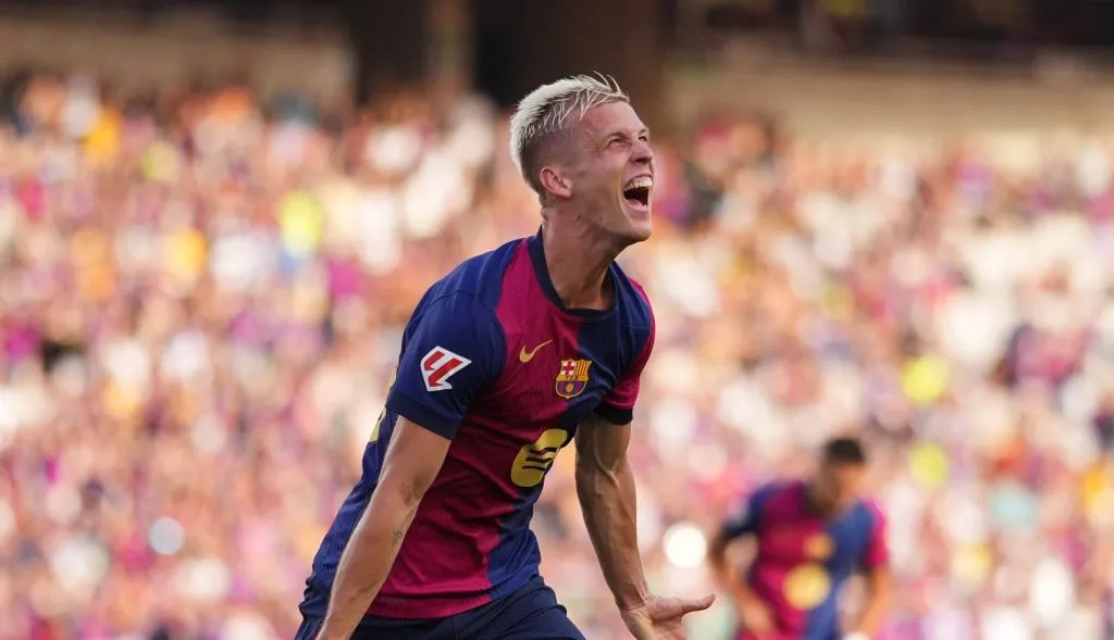Dani Olmo comemorando um gol pelo Barcelona (Alex Caparros/Getty Images)