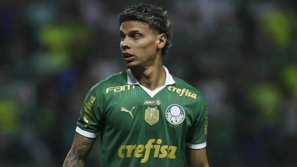 Richard Ríos, do Palmeiras, observa durante a partida de volta das oitavas de final da Copa do Brasil entre Palmeiras e Flamengo no Allianz Parque, em 7 de agosto de 2024, em São Paulo, Brasil. (Foto: Ricardo Moreira/Getty Images)