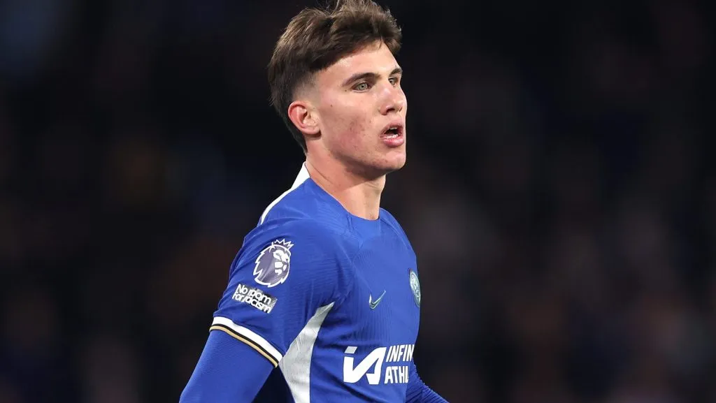 Cesare Casadei, do Chelsea, durante a partida da Premier League entre Chelsea FC e Everton FC no Stamford Bridge, em 15 de abril de 2024, em Londres, Inglaterra. (Foto: Alex Pantling/Getty Images)