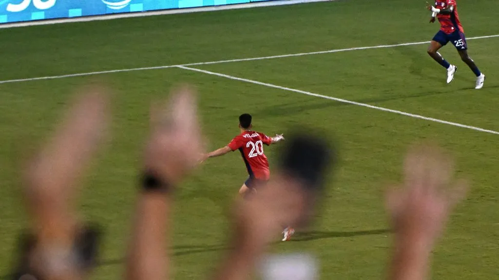 Alan Velasco comemorando gol. Foto: Logan Riely/Getty Images
