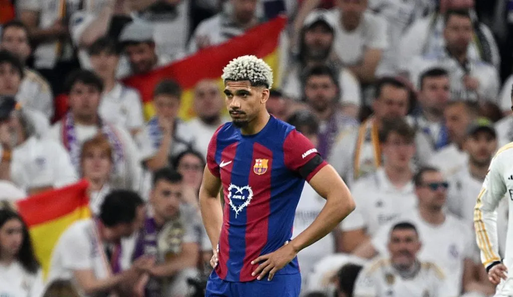 Ronald Araújo durante um El Clásico (David Ramos/Getty Images)
