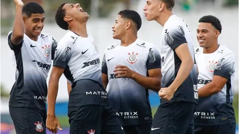 Com contrato até 2027 e presença marcante nas categorias de base da Seleção Brasileira, Denner desponta como uma das joias da base alvinegra, consolidando seu lugar como um dos talentos mais promissores da competição. (Foto: Divulgação / Instagram / Corinthians)