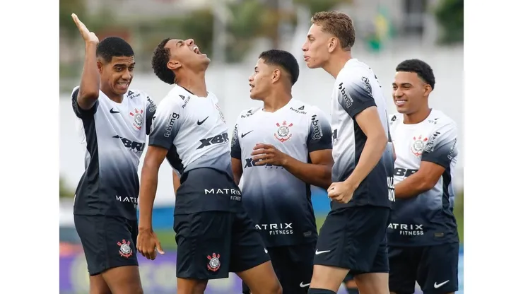 Com contrato até 2027 e presença marcante nas categorias de base da Seleção Brasileira, Denner desponta como uma das joias da base alvinegra, consolidando seu lugar como um dos talentos mais promissores da competição. (Foto: Divulgação / Instagram / Corinthians)