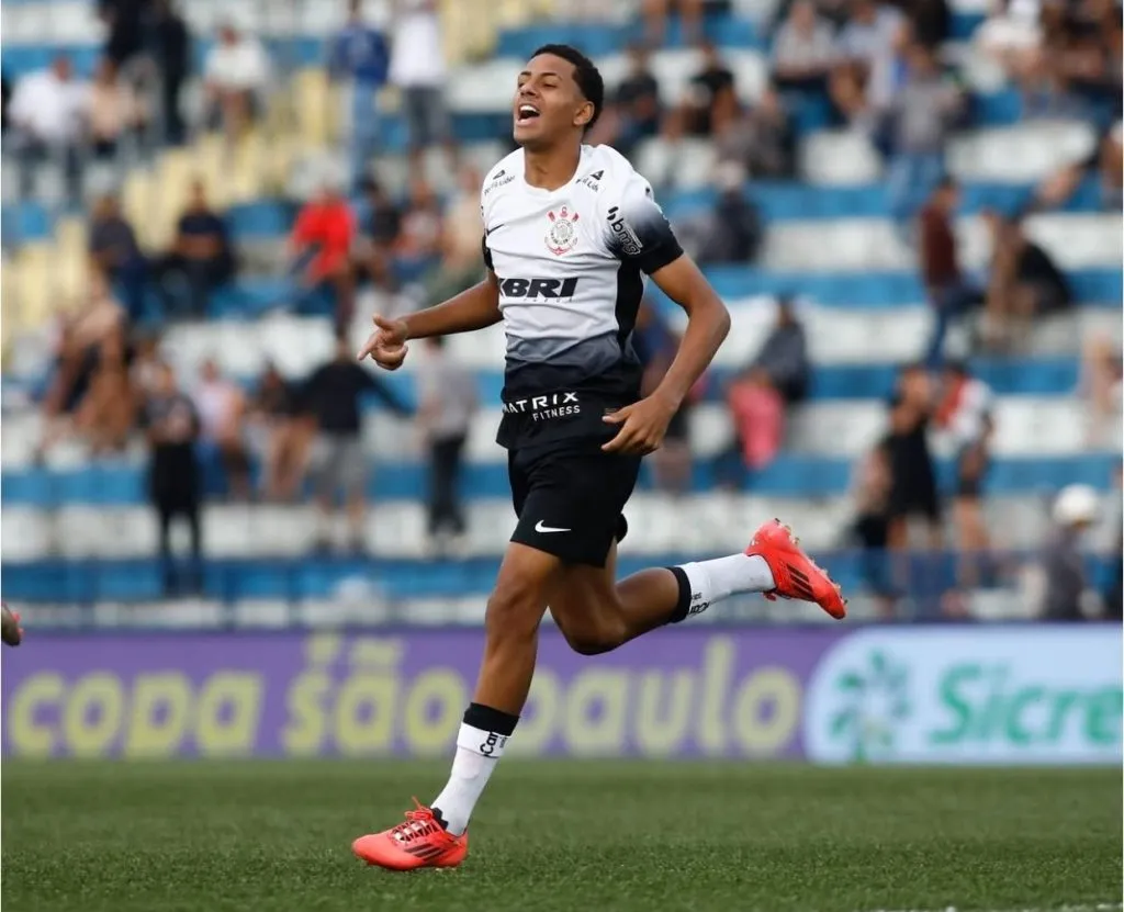 O Corinthians assegurou sua vaga no mata-mata da Copinha com uma vitória convincente por 3 a 0 sobre o Rio Branco. O destaque da partida foi Denner, lateral de 16 anos, que encantou a imprensa espanhola e foi apontado pelo jornal Sport como uma das promessas no perfil do Barcelona. (Foto: Divulgação  / Instagram / Corinthians)