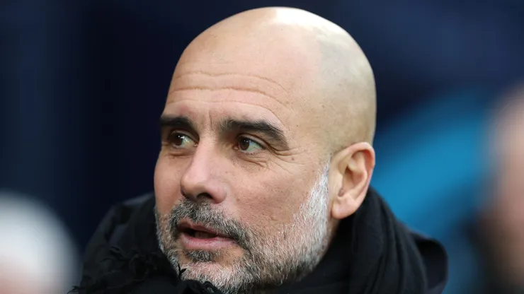 .Pep Guardiola observando jogo contra o West Ham United. City busca substituto para Walker. Foto: Carl Recine