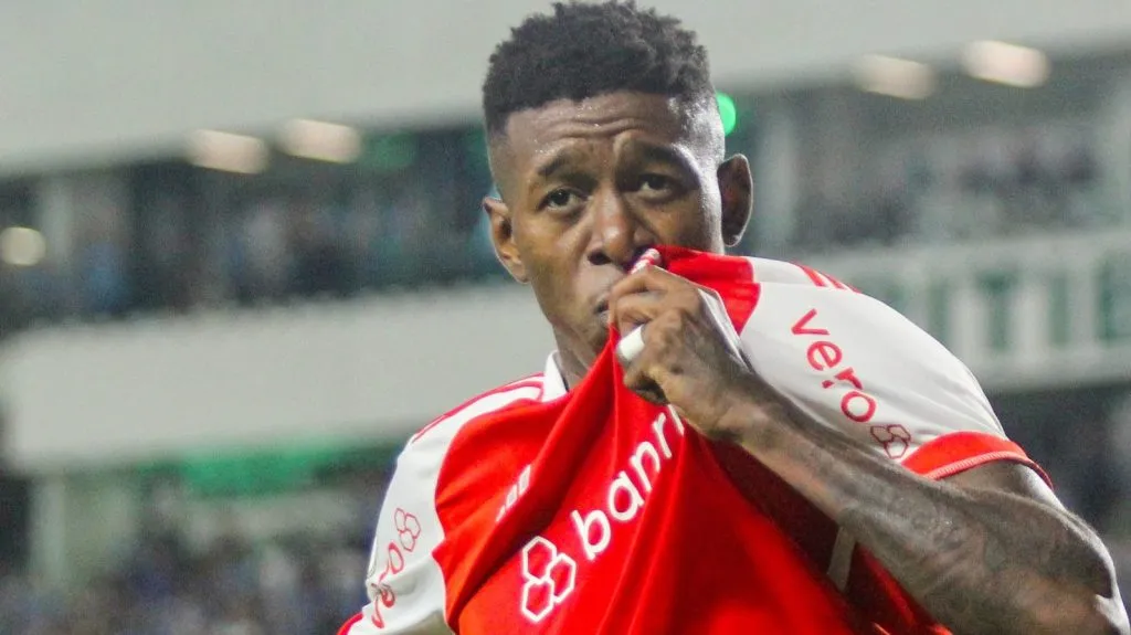 Vitão, alvo do Flamengo, comemorando gol pelo Inter