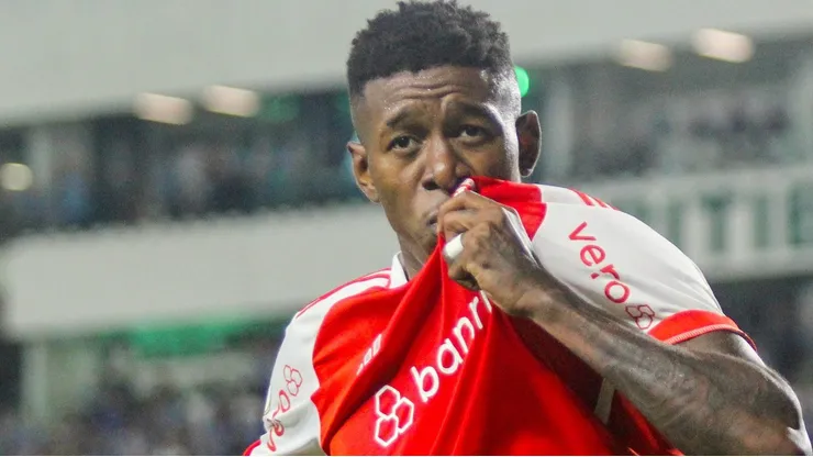 O Flamengo busca reforçar sua defesa com a contratação de Vitão, zagueiro do Internacional. Enquanto isso, o jogador já aceitou os termos do Rubro-Negro e espera um desfecho favorável para integrar a equipe carioca antes do início das competições. Foto: Lucas Gabriel Cardoso/AGIF