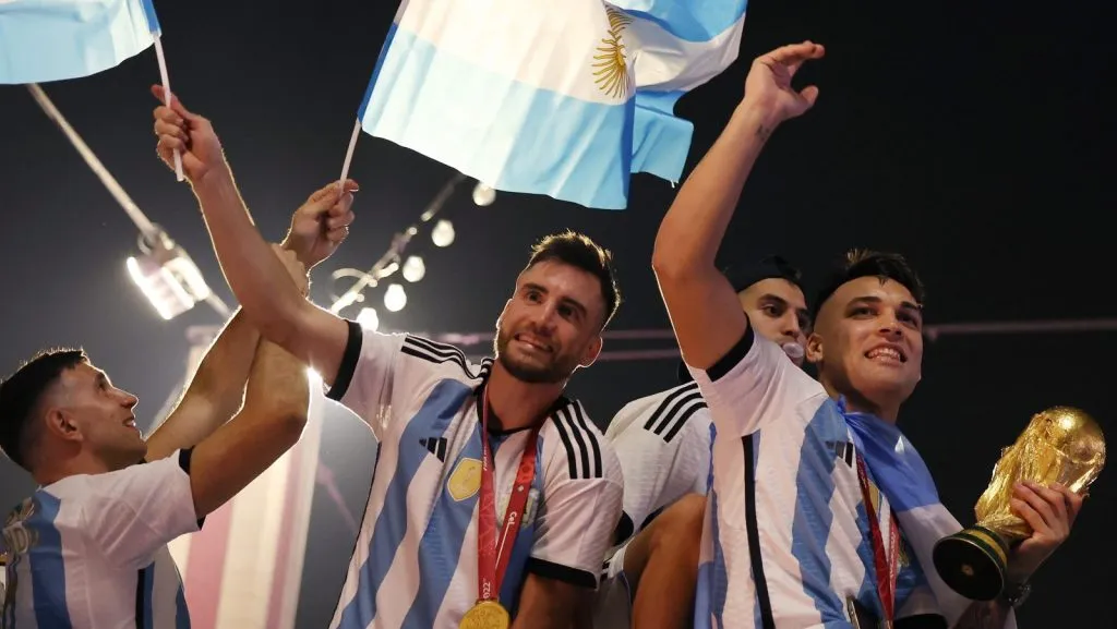 Emiliano Martinez, Nicolas Tagliafico e Lautaro Martinez, da Argentina, comemoram após vencerem a Copa do Mundo da FIFA em um ônibus aberto fora do estádio, após a final da Copa do Mundo FIFA Catar 2022 entre Argentina e França, no Estádio Lusail, em 18 de dezembro de 2022, na cidade de Lusail, Catar. (Foto: Mohamed Farag/Getty Images)