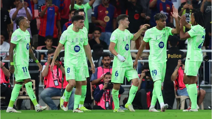 Na semifinal da Supercopa da Espanha, Gavi brilhou pelo Barcelona, marcando um gol decisivo contra o Athletic Club e se juntando a um seleto grupo de jovens talentos que marcaram dois gols na competição antes dos 21 anos. (Foto: Yasser Bakhsh/Getty Images)