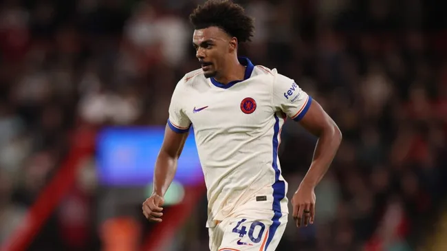 Renato Veiga, do Chelsea, corre com a bola durante a partida da Premier League entre AFC Bournemouth e Chelsea FC no Estádio Vitality, em 14 de setembro de 2024, em Bournemouth, Inglaterra. (Foto: Michael Steele/Getty Images)