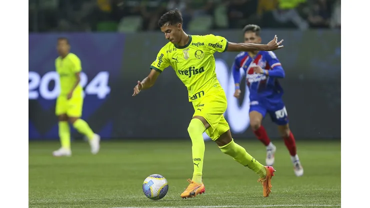 Vitor Reis acerta com o City (Photo by Ricardo Moreira/Getty Images)