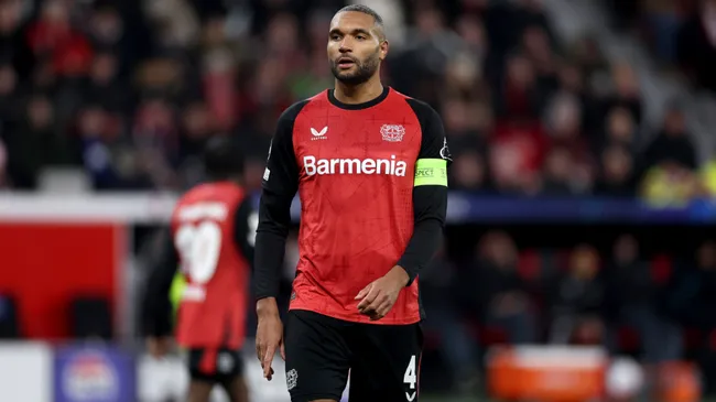 Jonathan Tah usando a faixa de capitão do Bayer Leverkusen (foto: (Photo by Lars Baron/Getty Images))
