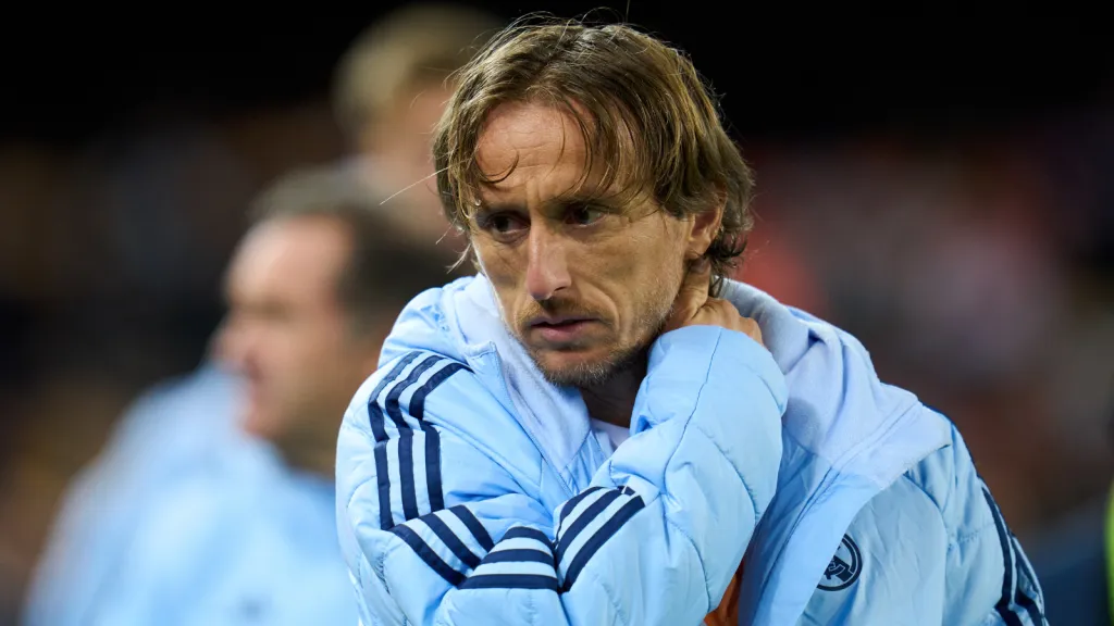 Luka Modrić com agasalho do Real Madrid (Photo by Aitor Alcalde/Getty Images)