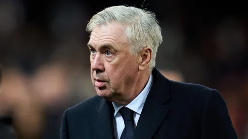 Ancelotti observando o campo em jogo do Real Madrid diante do Valencia. Técnico pediu um substituto para Carvajal na lateral-direita. Foto: Aitor Alcalde