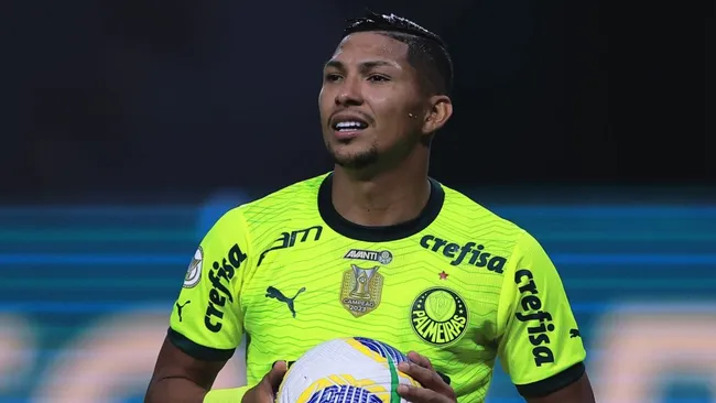 Rony, no Palmeiras, aceita defender o Atlético-MG, mas com uma condição surpreendente nos bastidores. Foto: Ettore Chiereguini/AGIF