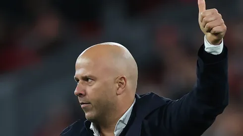 Treinador do Liverpool, Arne Slot, aprova Kvaratskhelia (Photo by Carl Recine/Getty Images)