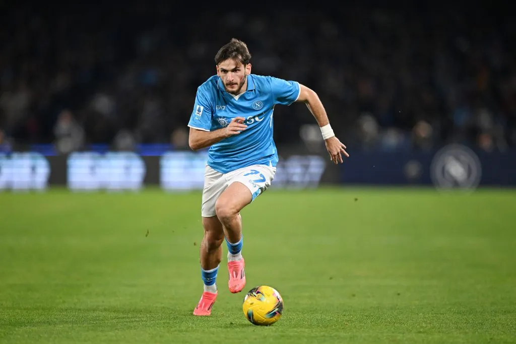 Kvaratskhelia enfrentando a Roma (Photo by Francesco Pecoraro/Getty Images)