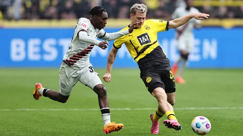 Julian Ryerson e Jeremie Frimpong em duelo da Bundesliga