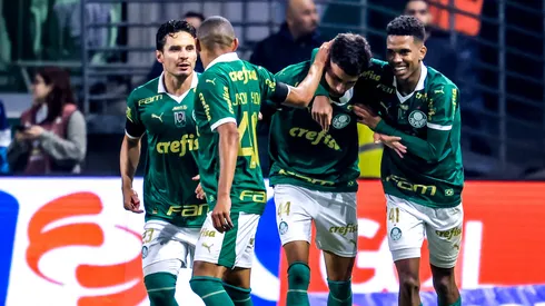 Vitor Reis jogador do Palmeiras comemora seu gol com jogadores do seu time durante partida contra o Corinthians