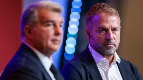 Hansi Flick e Laporta em apresentação do alemão como novo técnico do Barcelona. Clube encaminha primeira venda para a próxima janela. Foto: Eric Alonso