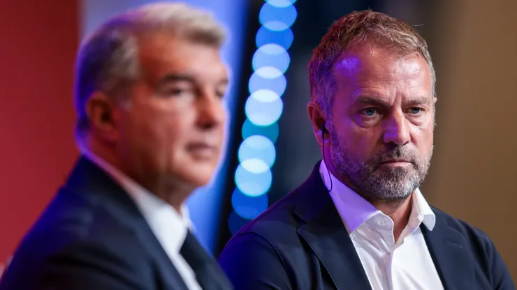 Hansi Flick e Laporta em apresentação do alemão como novo técnico do Barcelona. Clube encaminha primeira venda para a próxima janela. Foto: Eric Alonso