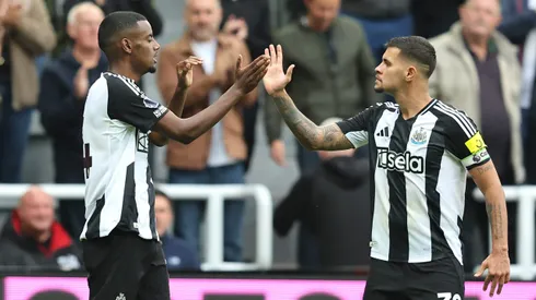 Isak e Bruno Guimarães em jogo do Newcastle contra o Tottenham. Atacante sueco é alvo de Barcelona e Arsenal. Foto: Matt McNulty