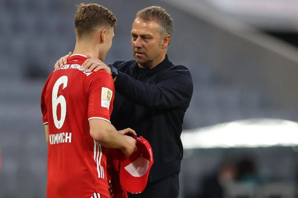Hansi Flick, hoje treinador do Barcelona, que tem interesse em Kimmich, conversa com o jogador  (Photo by Alexander Hassenstein/Getty Images)