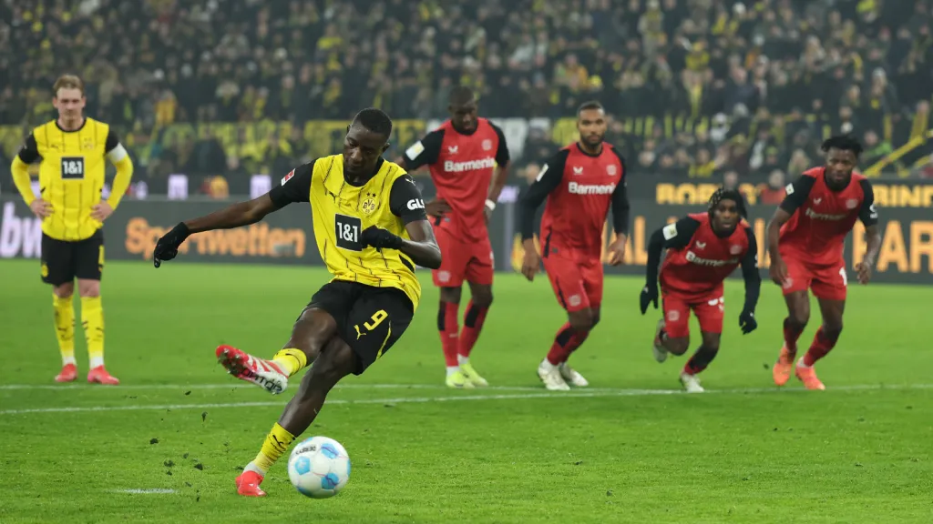 Guirassy marca gol contra o Bayer Leverkusen (Photo by Lars Baron/Getty Images)