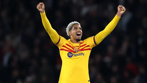 Ronald Araújo jogador do Barcelona em partida contra o PSG