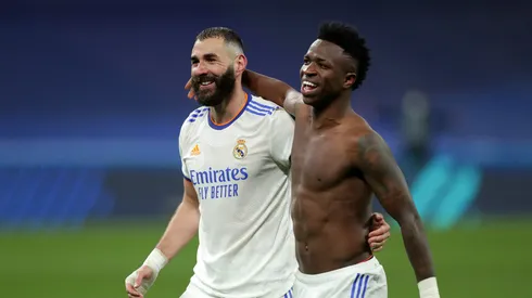 Benzema ao lado de Vinicius Júnior pelo Real Madrid