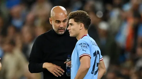 Treinador Pep Guardiola ao lado de Julían Alvarez