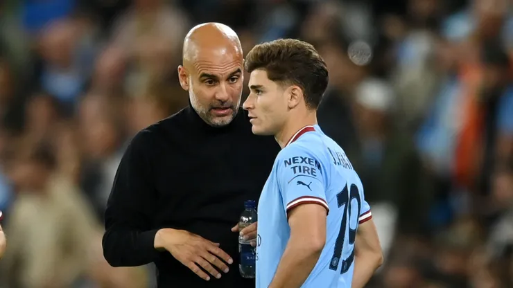 Treinador Pep Guardiola ao lado de Julían Alvarez