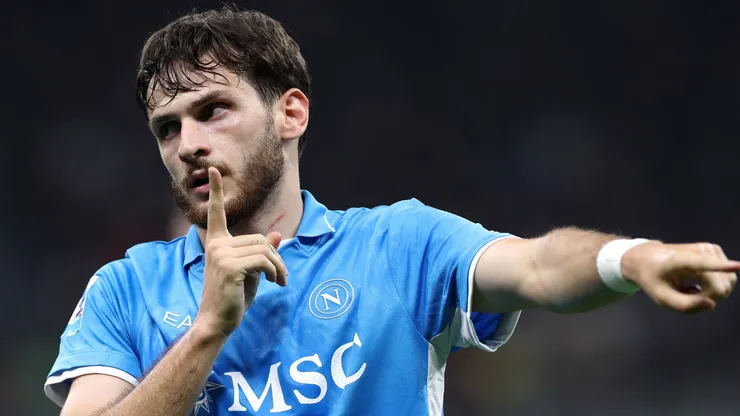 Khvicha Kvaratskhelia comemorando durante partida do Napoli
