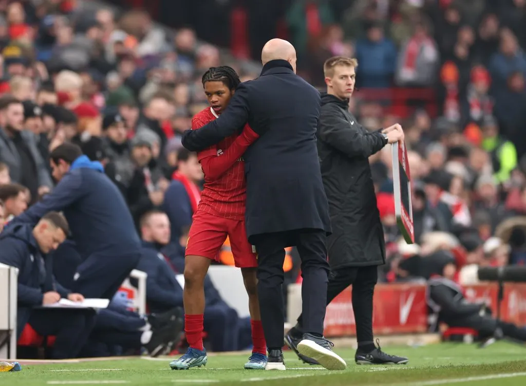 Rio Ngumoha e Arne Slot em campo pelo Liverpool (Photo by Jan Kruger/Getty Images)