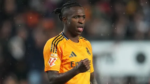 Vini Jr em campo contra o Valencia. Jogador atrai interesse do futebol saudita. Foto: Aitor Alcalde