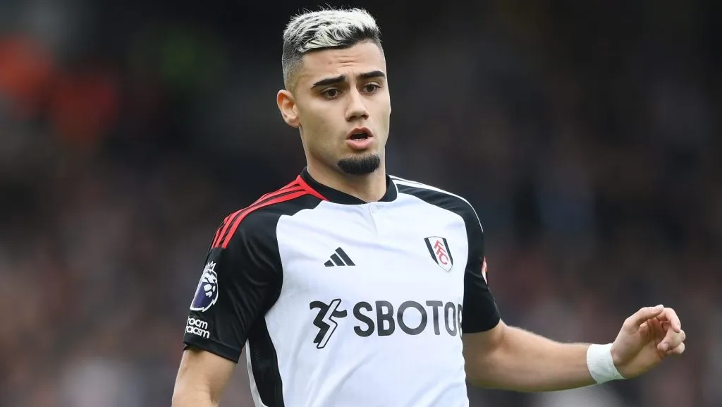 Andreas Pereira, do Fulham, observa durante a partida da Premier League entre Fulham FC e Newcastle United no Craven Cottage, em 6 de abril de 2024, em Londres, Inglaterra. (Foto: Alex Davidson/Getty Images)
