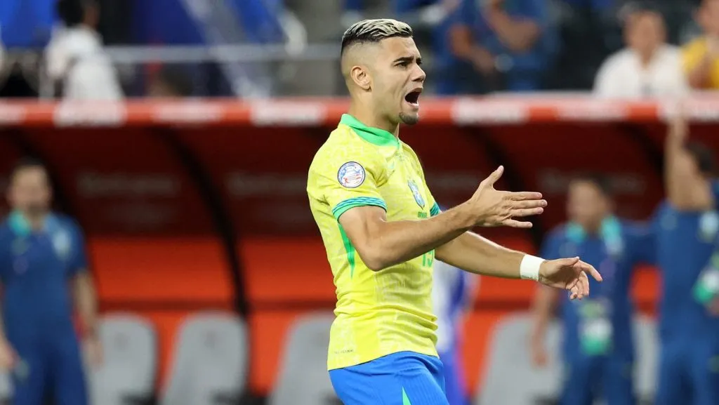 Andreas Pereira, do Brasil, marca o segundo pênalti da equipe na disputa de pênaltis durante a partida das quartas de final da CONMEBOL Copa América 2024 entre Uruguai e Brasil no Allegiant Stadium, em 6 de julho de 2024, em Las Vegas, Nevada. (Foto: Ian Maule/Getty Images)