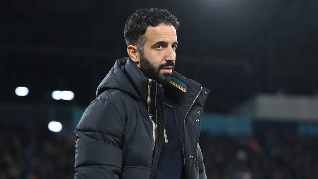 Ruben Amorim, técnico do Manchester United, observa antes da partida da Premier League entre Manchester City FC e Manchester United FC no Etihad Stadium em 15 de dezembro de 2024, em Manchester, Inglaterra. (Foto: Michael Regan/Getty Images)