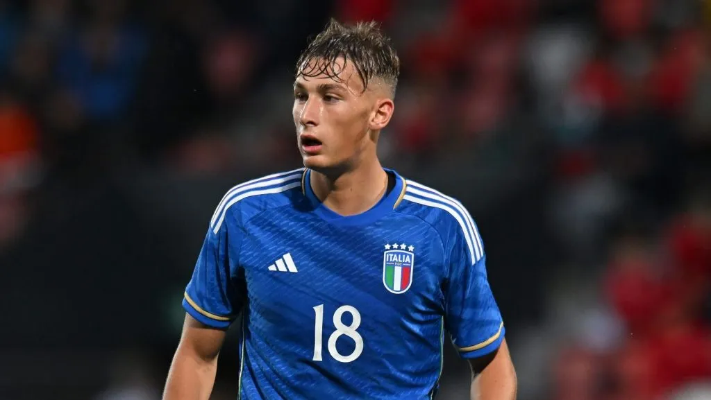 Francesco Pio Esposito da Itália durante a partida de qualificação para o UEFA U21 EURO entre Itália e Noruega no Stadio Druso em 17 de outubro de 2023, em Bolzano, Itália. (Foto: Alessandro Sabattini/Getty Images)